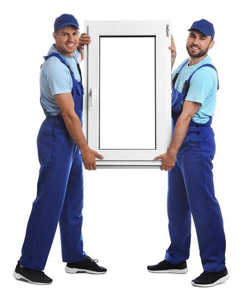 Deux hommes en combinaison bleue tiennent une fenêtre