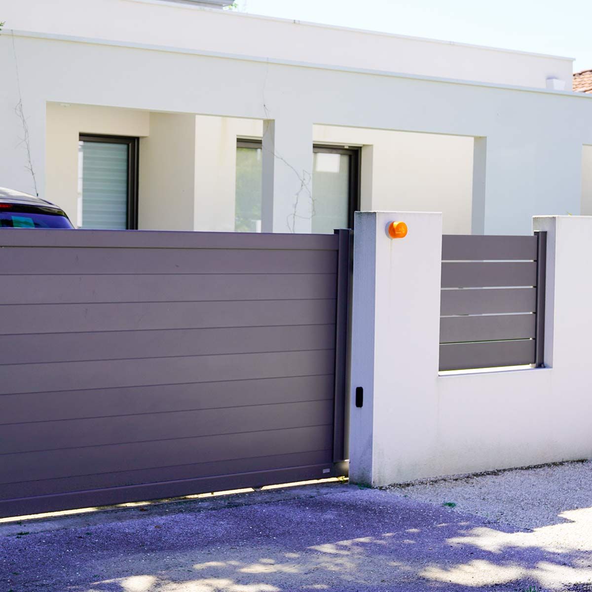 Portail foncé devant habitation