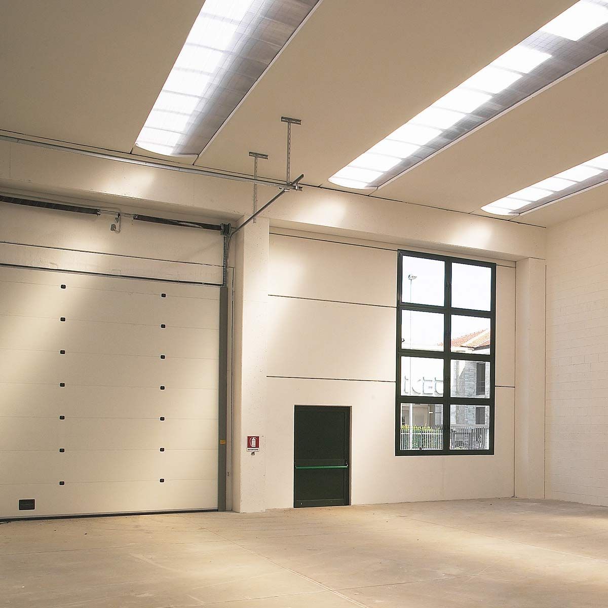 Intérieur blanc d'un local professionnel avec porte de garage