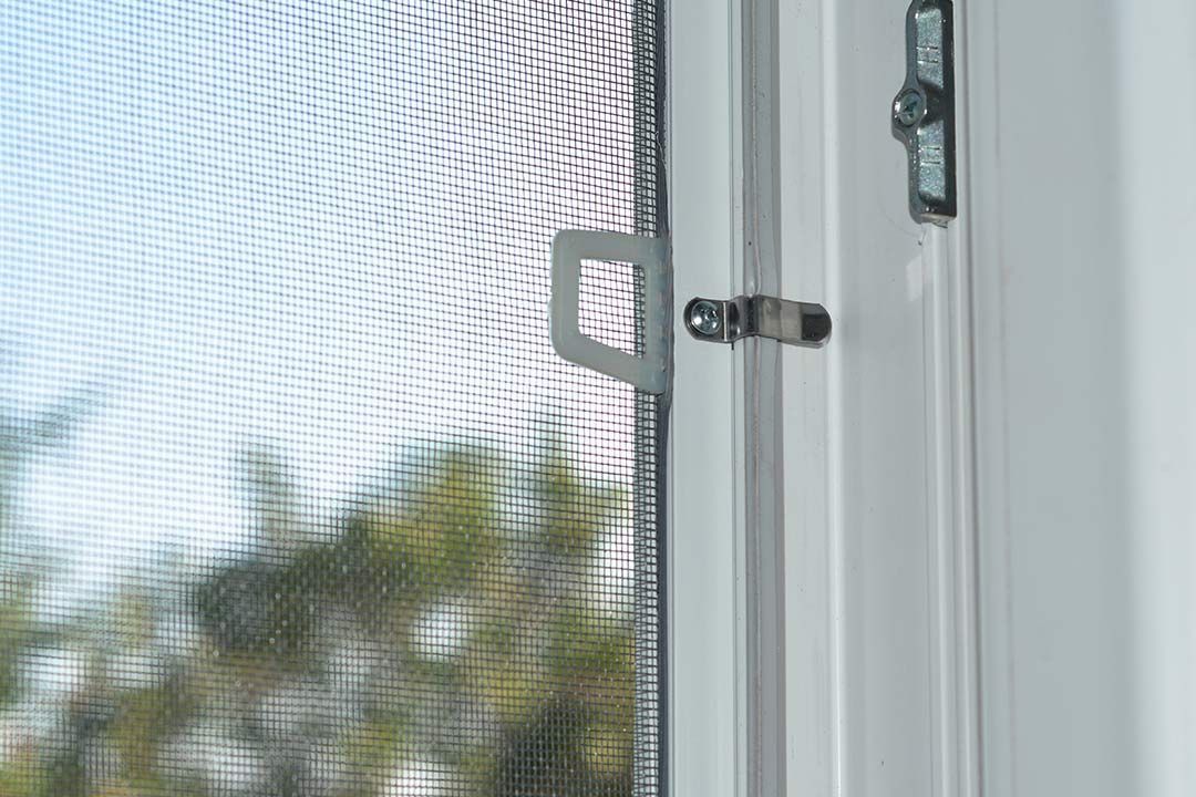 Gros plan sur moustiquaire fermée