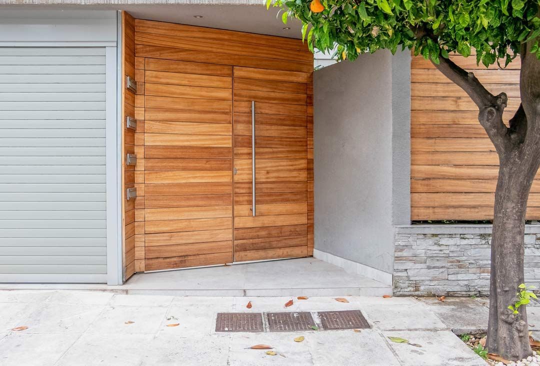 Porte d'entrée moderne en bois