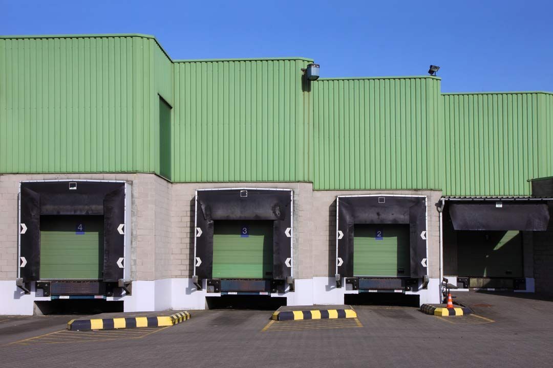 Quais de chargement avec bloqueurs de quai jaunes