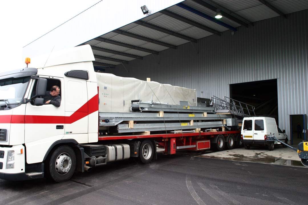 Camion stationné devant un quai de chargement