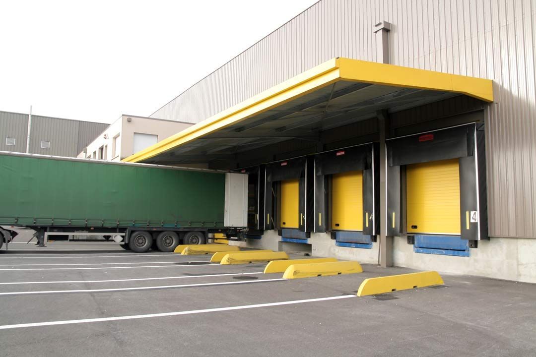 Quais de chargements aux rideaux métalliques et buteurs jaunes