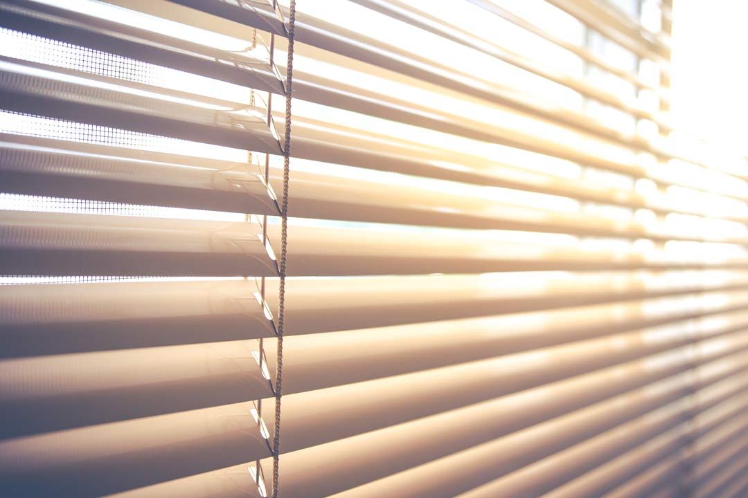 Gros plan sur stores intérieurs blanc