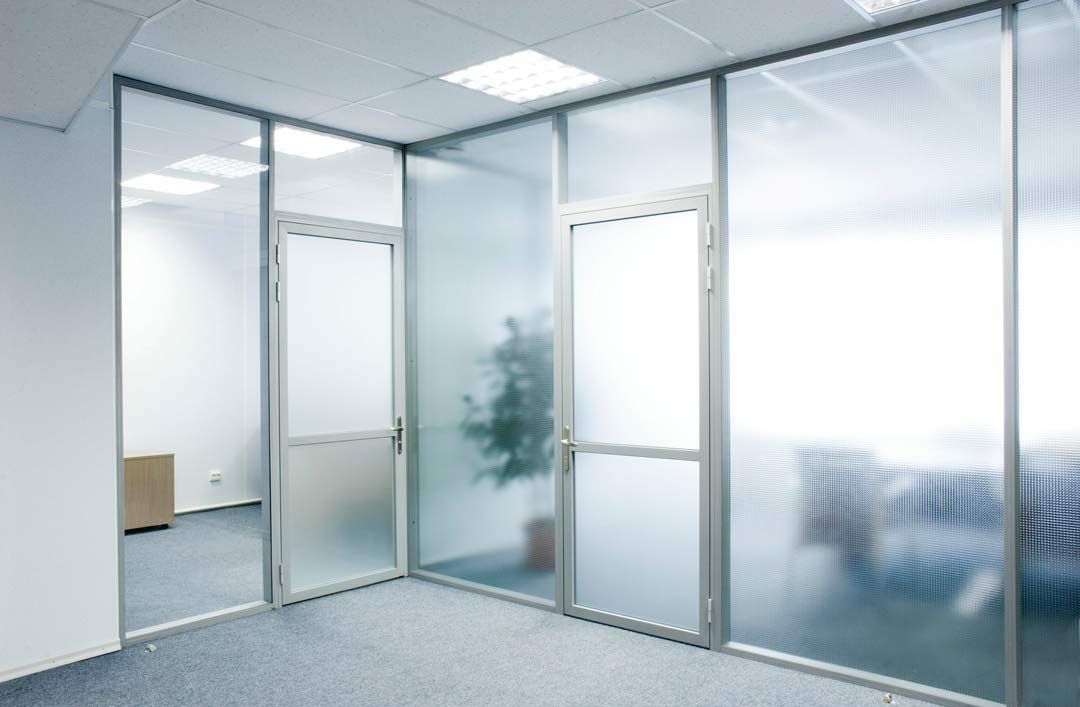 Bureaux séparés par cloisons vitrées opaques