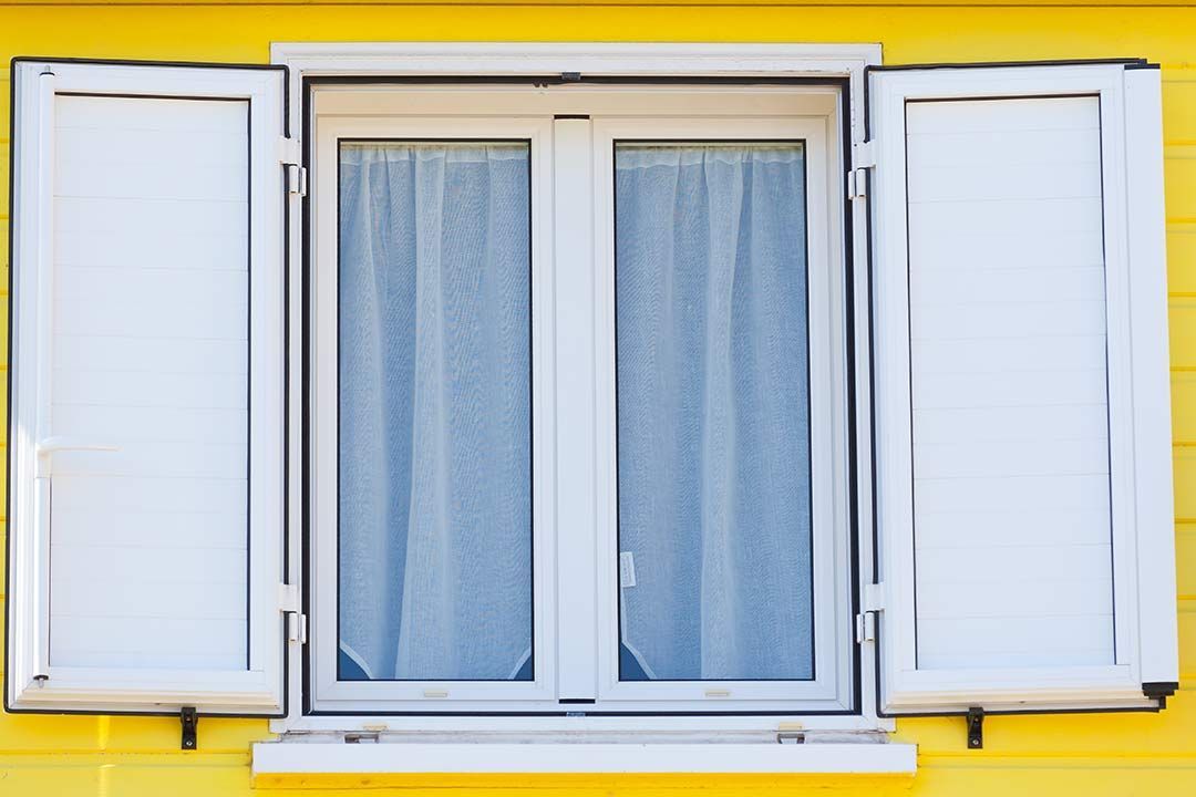 Volets battants blancs