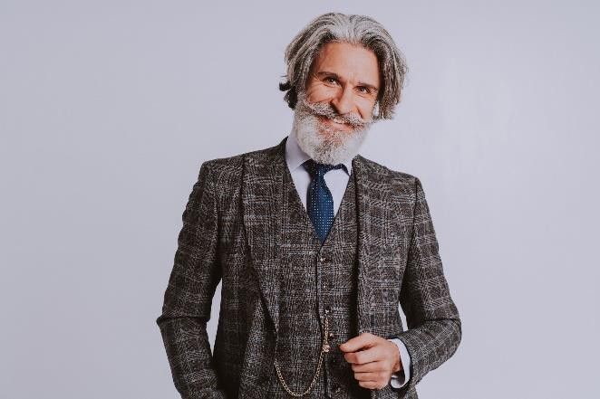 Homme avec une barbe taillé par un babier