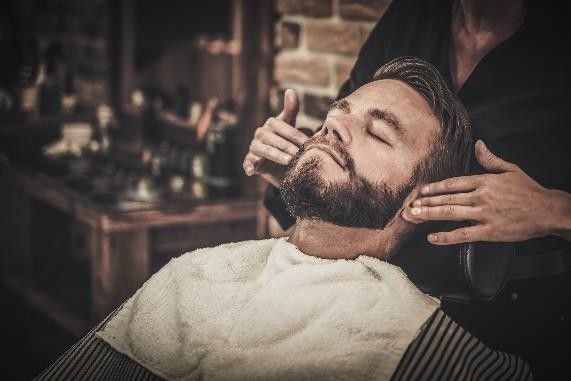 Homme qui se fait tailler la barbe