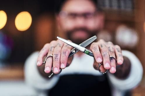 Un barbier avec ses acessoires