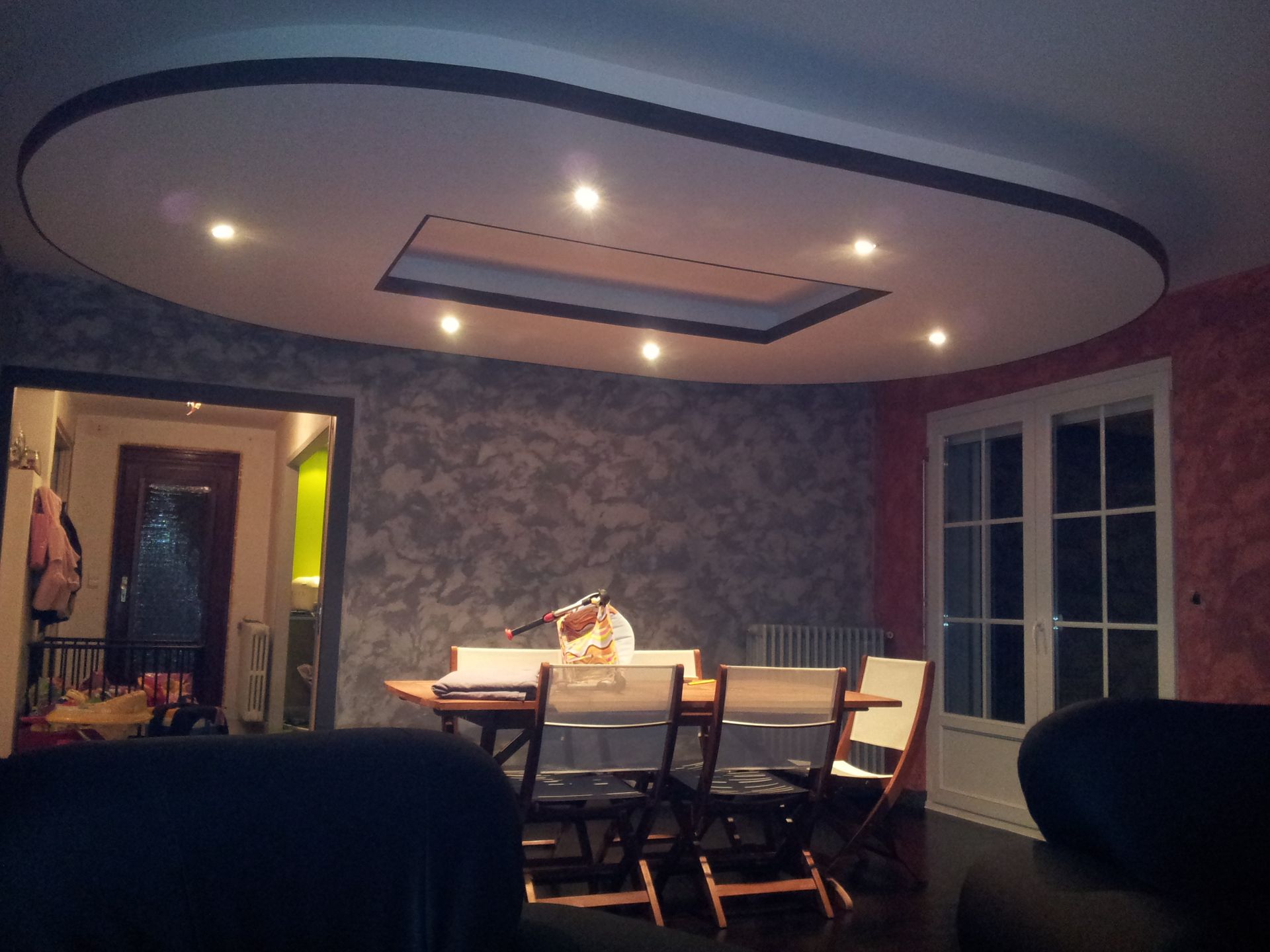 Une salle à manger avec des murs verts et rouges : effet texturisé