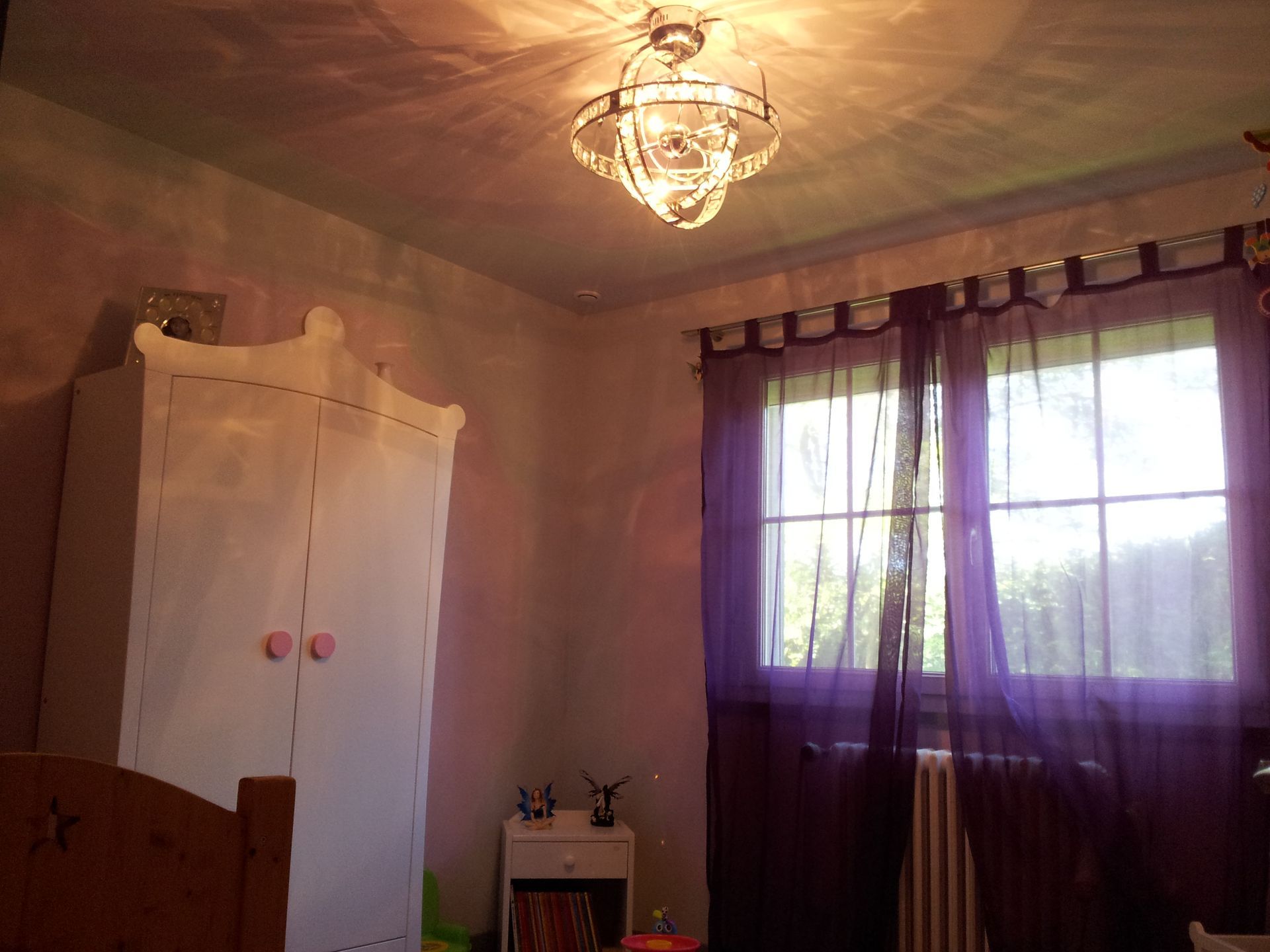 Une chambre d'enfant rénovée avec de la peinture décorative