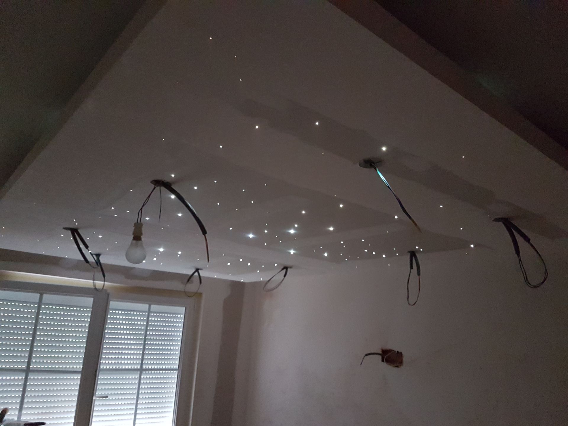 Installation de lumières dans un plafond