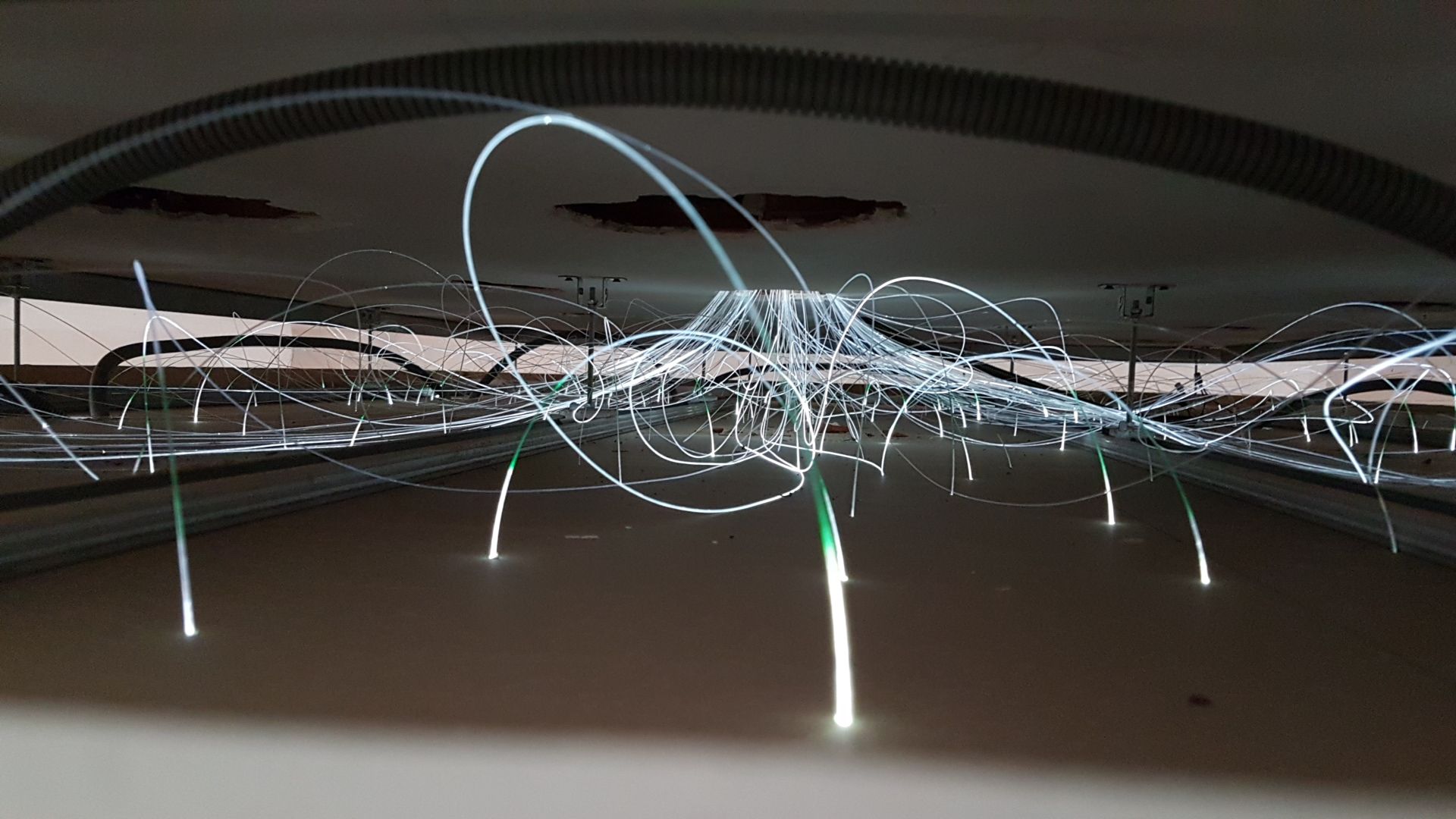 Installation de lumières LED dans un plafond