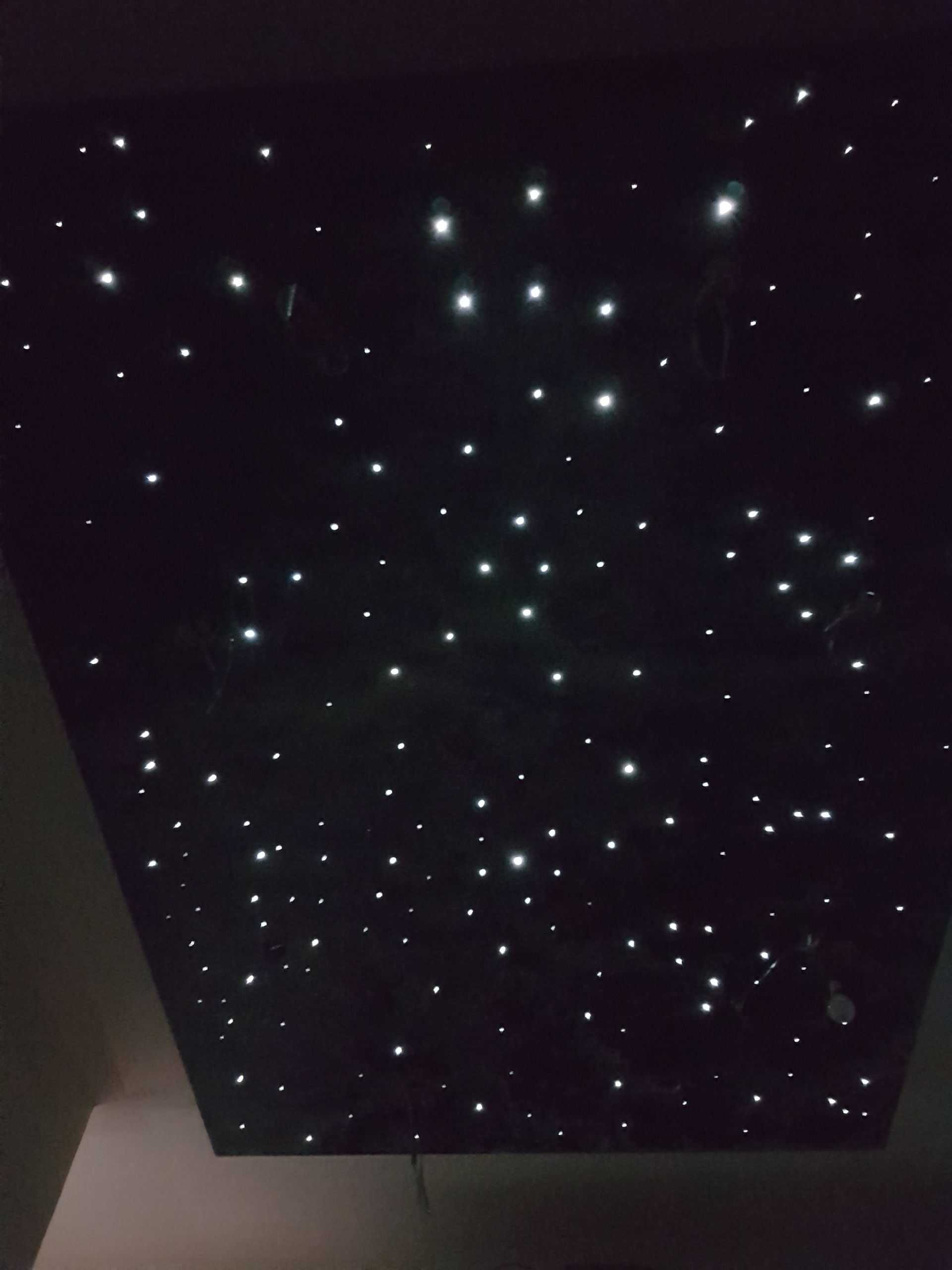 Plafond avec des lumières imitant un ciel étoilé