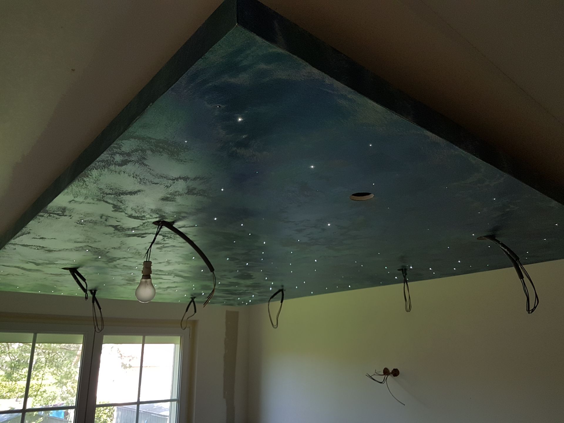 Installation d'un panneau décoratif sur un plafond