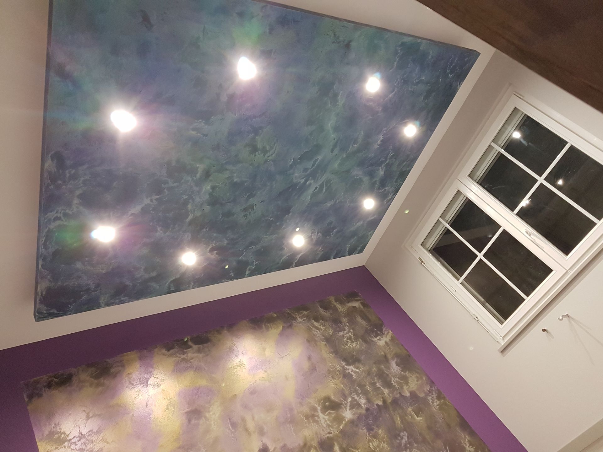 Panneau décoratif au plafond avec des spots intégrés