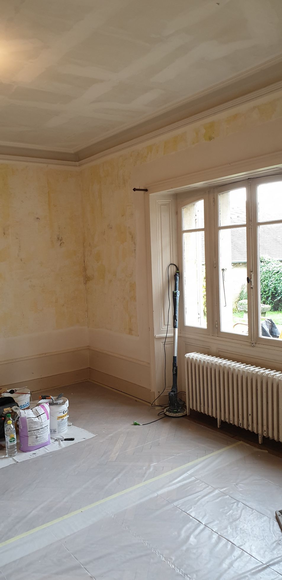 Coin avec une fenêtre et un radiateur avant les travaux de rénovation