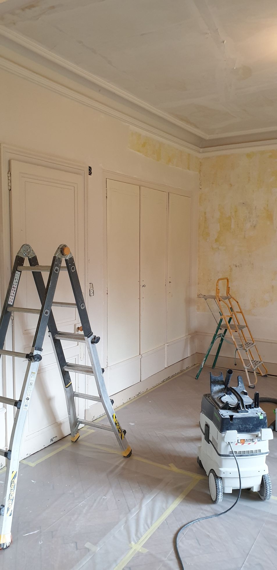 Vieille salle avant la peinture des murs et du plafond