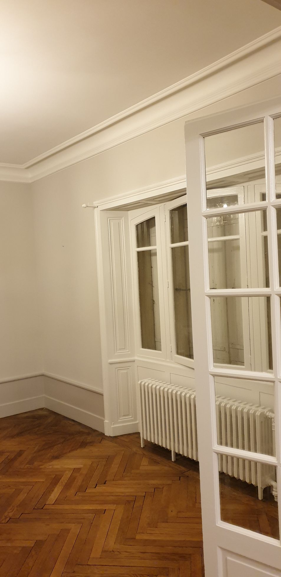 Coin avec une fenêtre et un radiateur, après rénovation