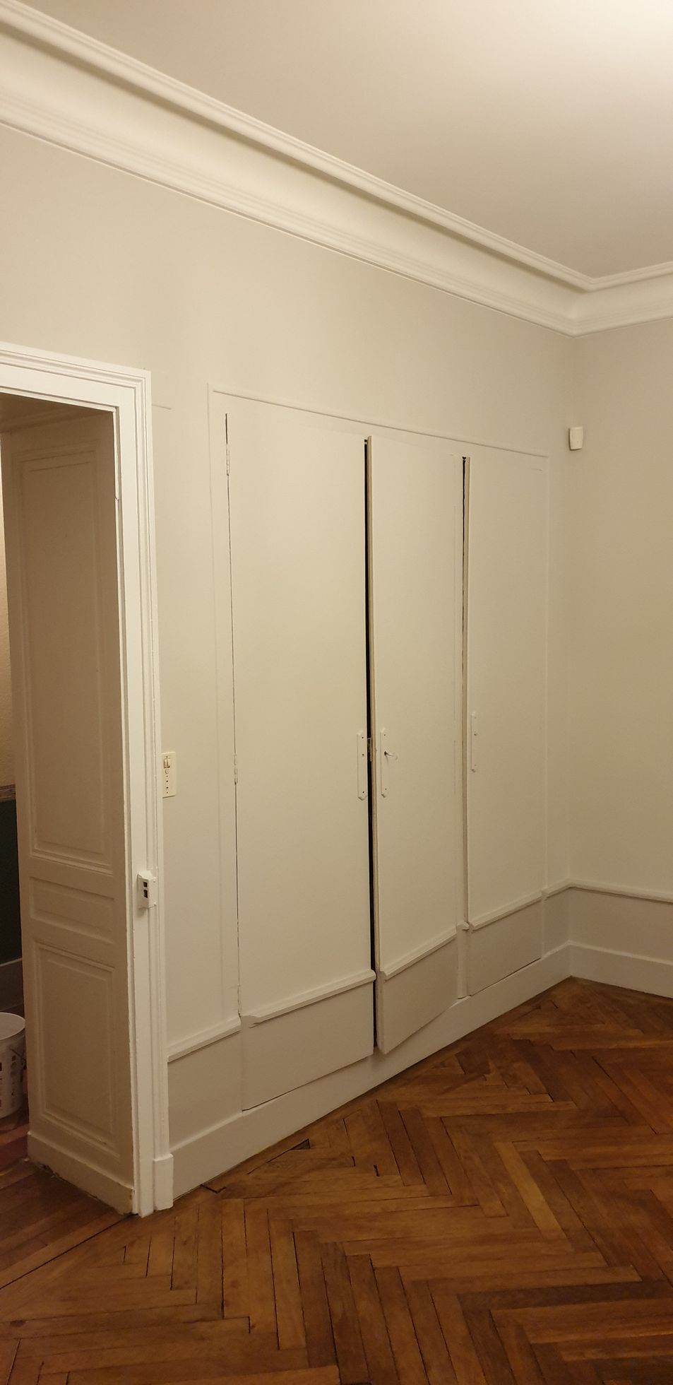 Vieille salle après la peinture des murs et  du plafond