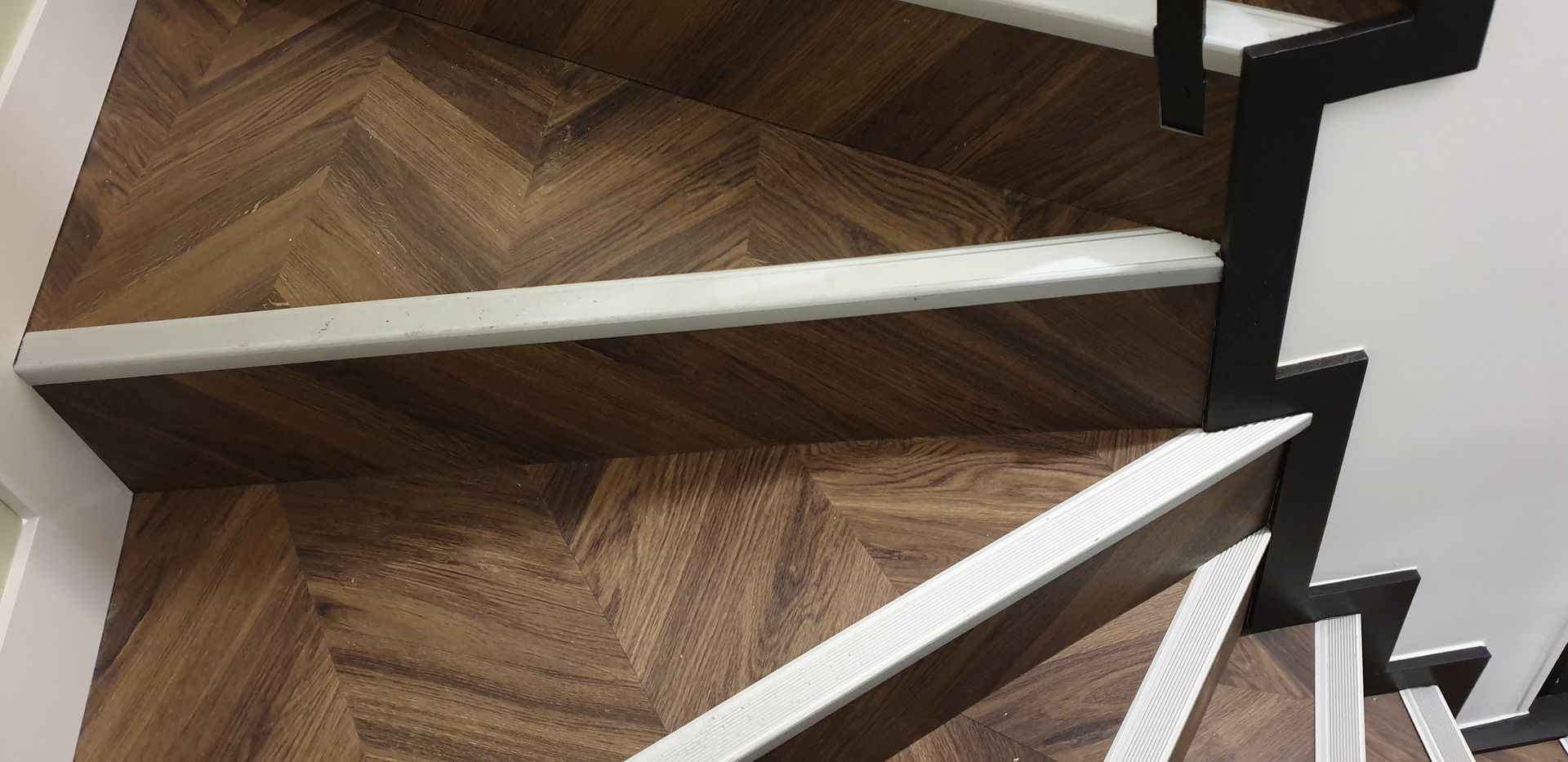 Escalier en bois avec des bandes blanches