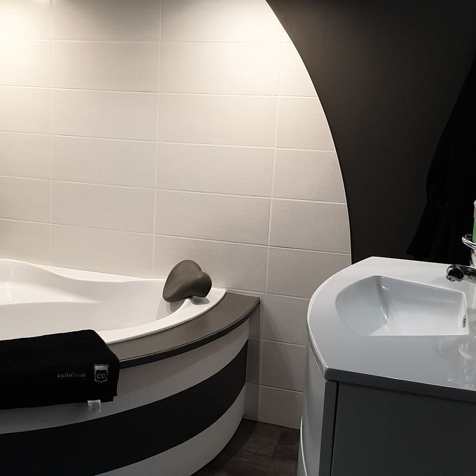 Salle de bains avec du carrelage mural blanc et de la peinture noire