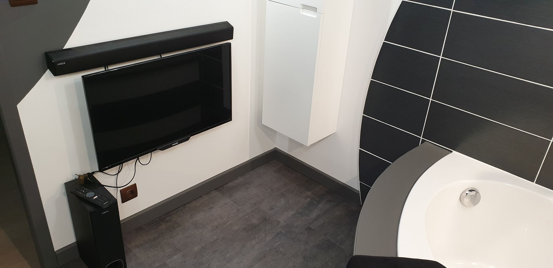 Salle de bains avec des éléments multimédias intégrés