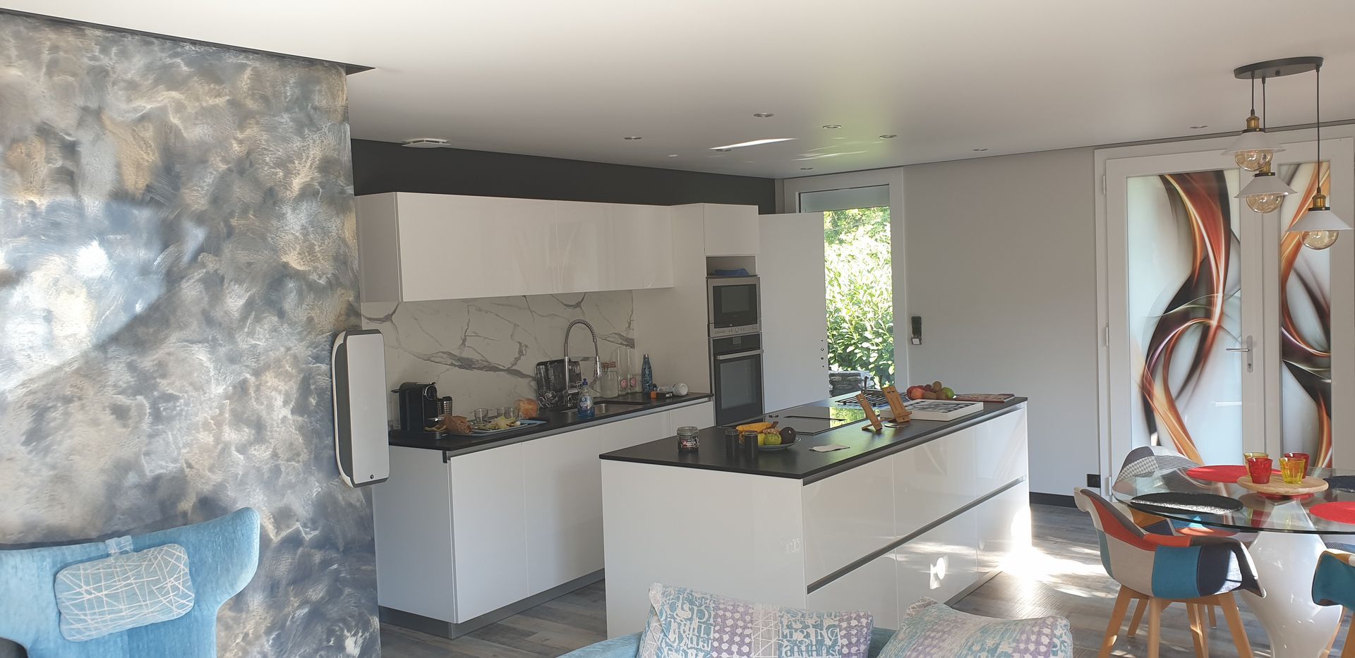 Cuisine avec in îlot, un four encastré et un décor artistique