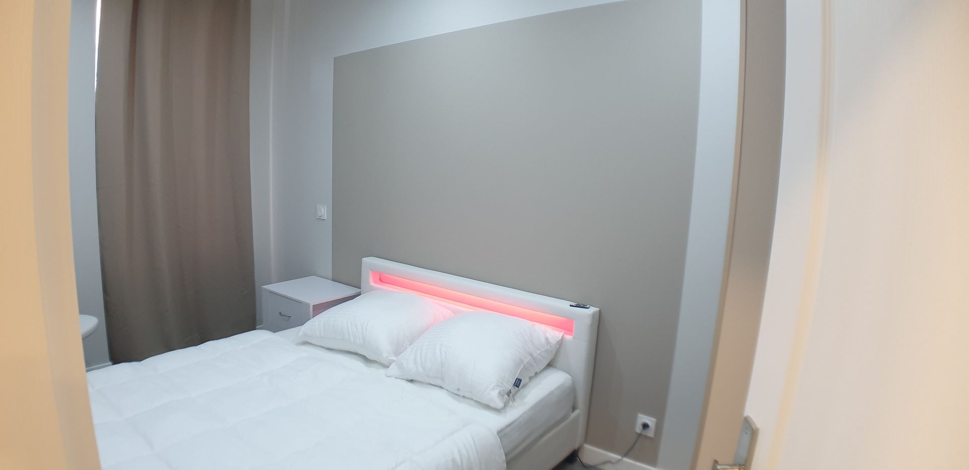 Tête de lit après les travaux de peinture