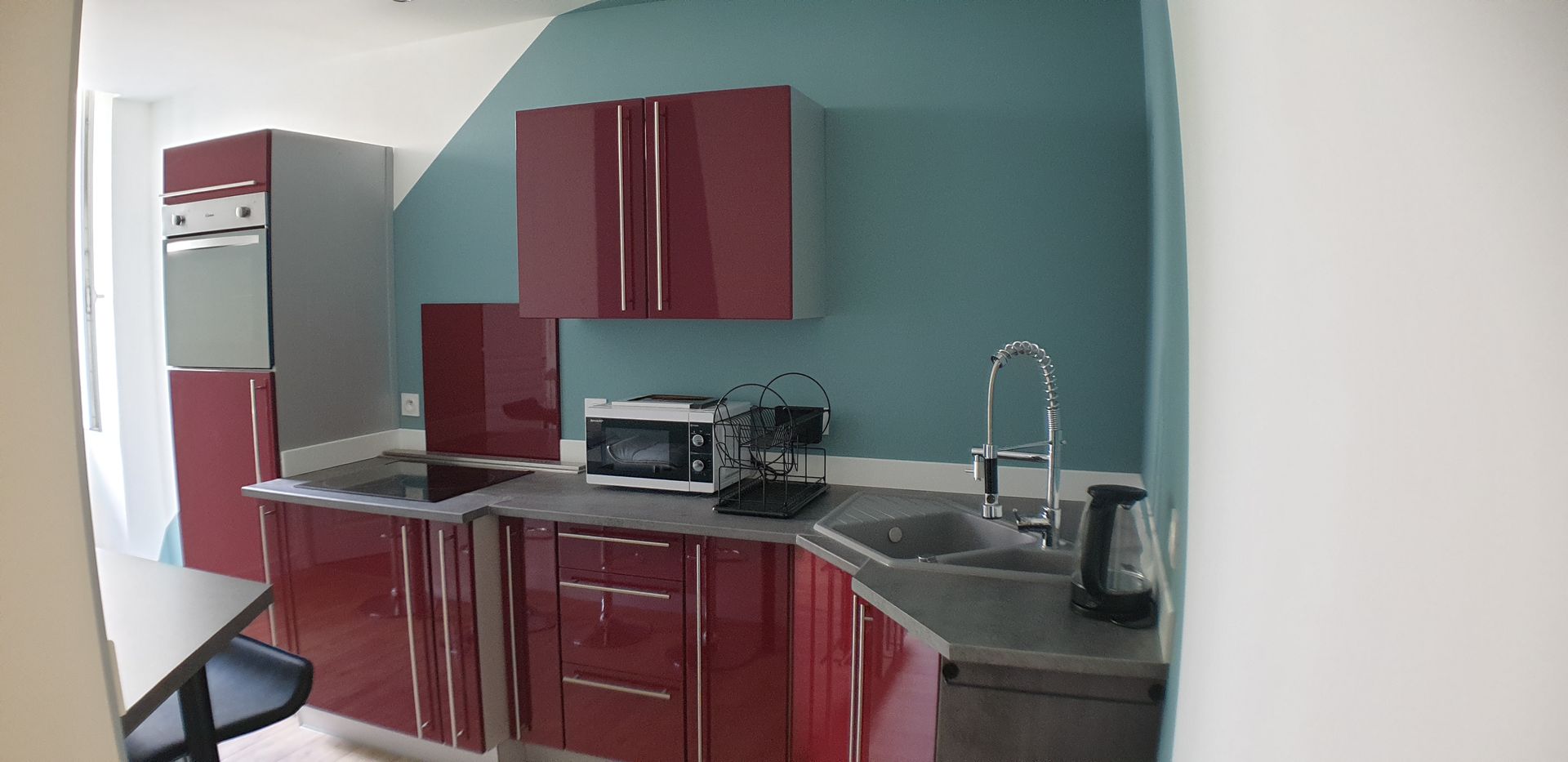 Cuisine avec des rangements bas et murs bleus