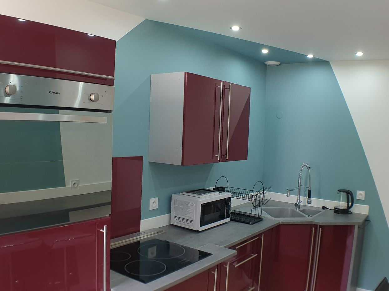 Cuisine avec une peinture murale décorative