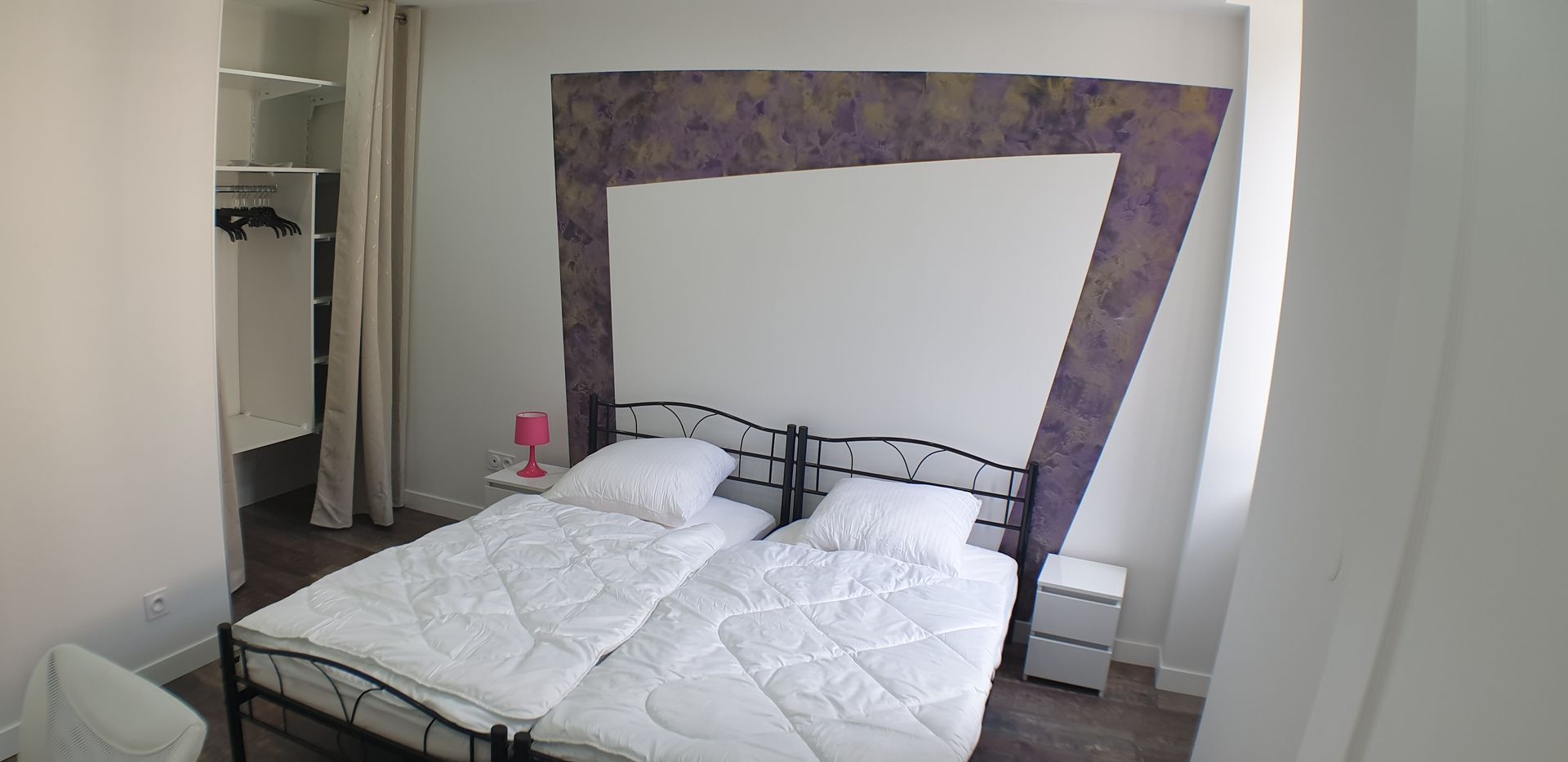 Tête de lit avant les travaux de peinture