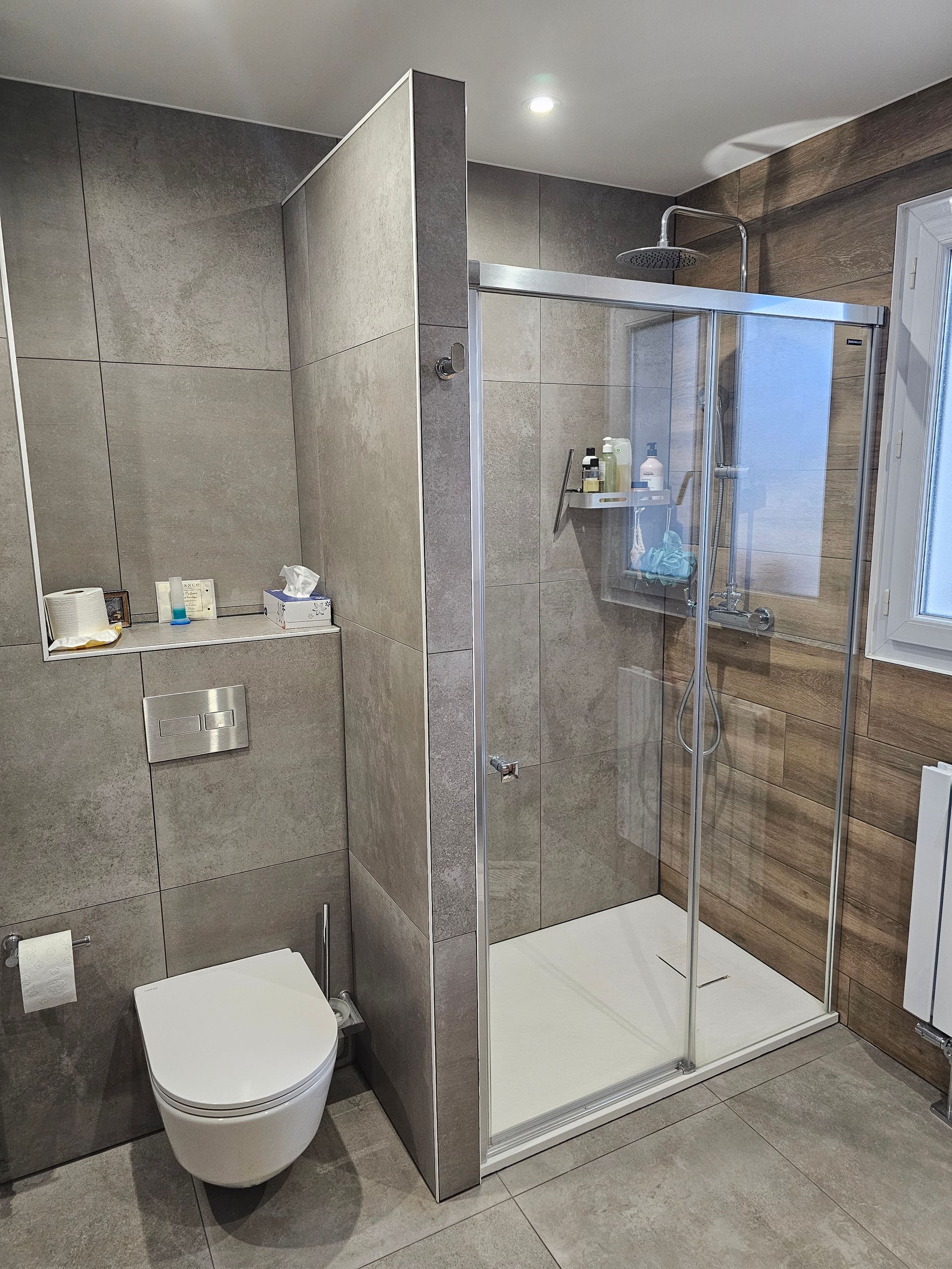 Salle de bains avec un carrelage gris