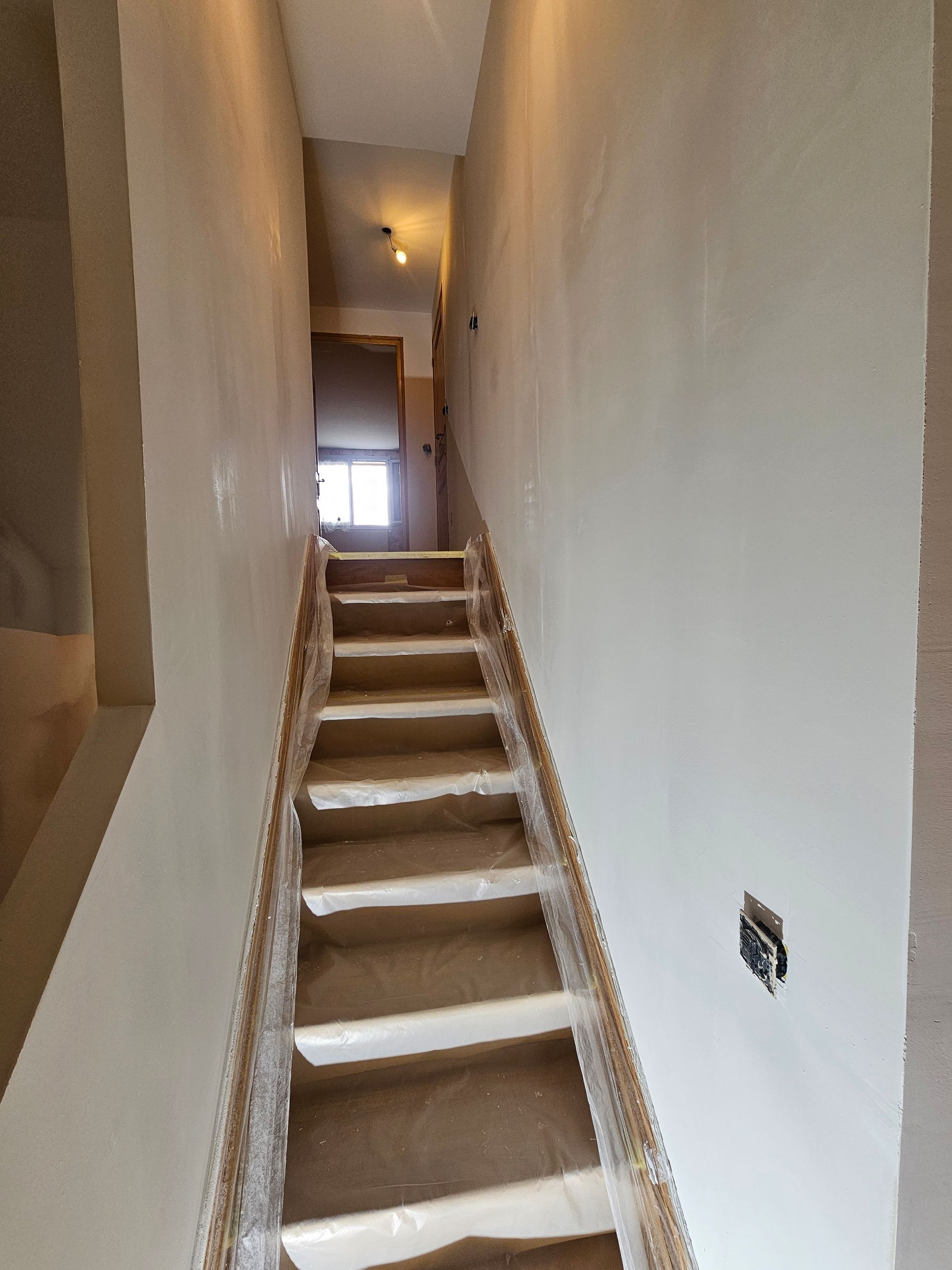 Escalier protégé, murs en cours de peinture