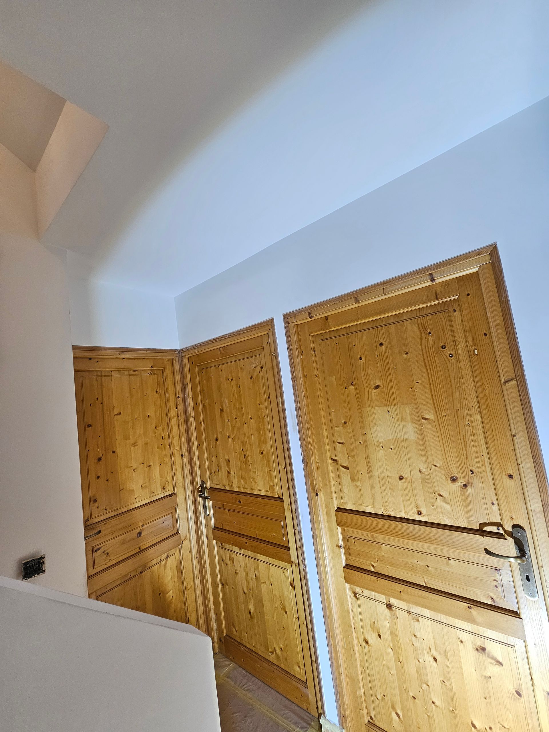 Des portes en bois avant rénovation