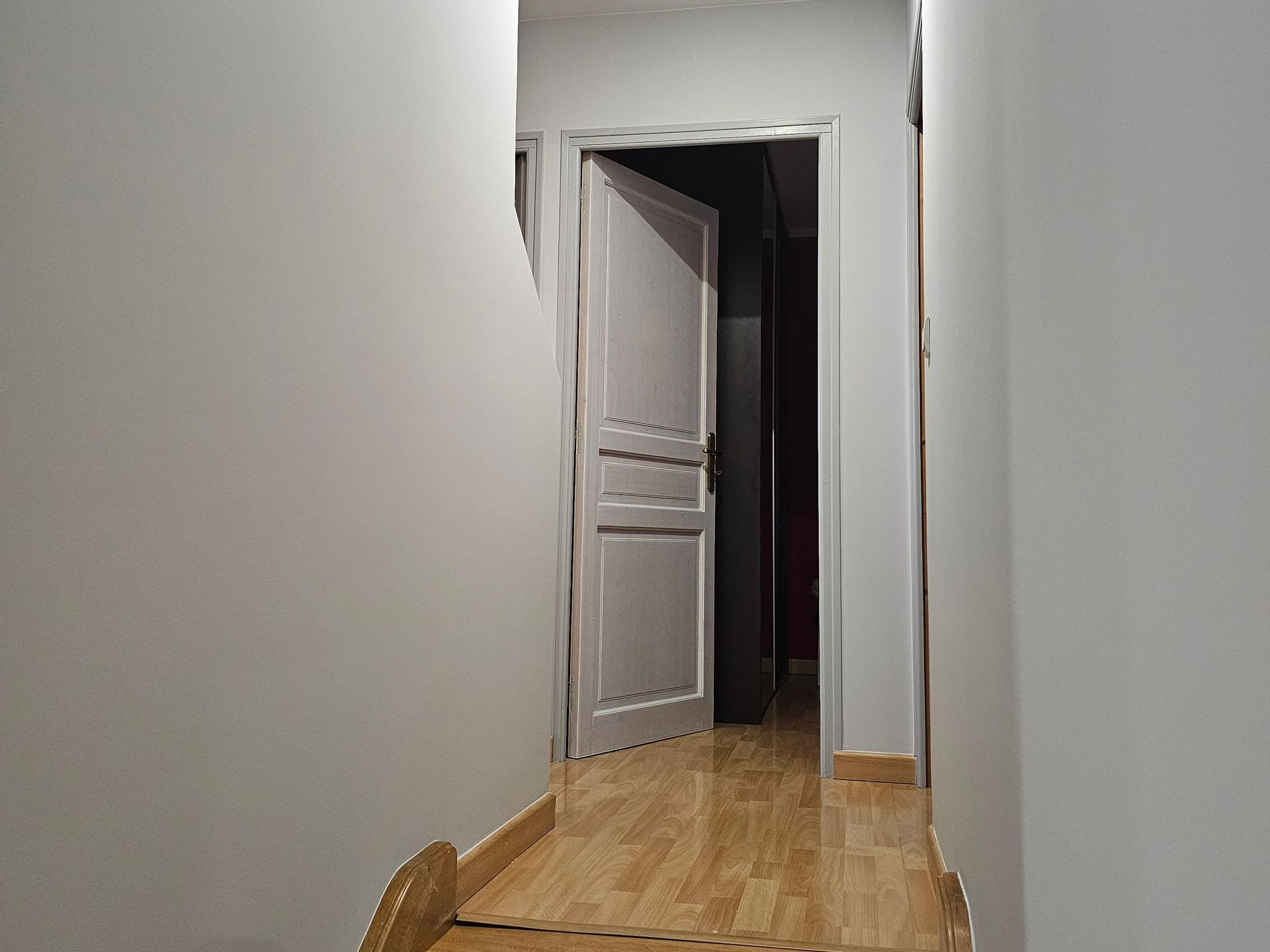 Murs et porte blancs