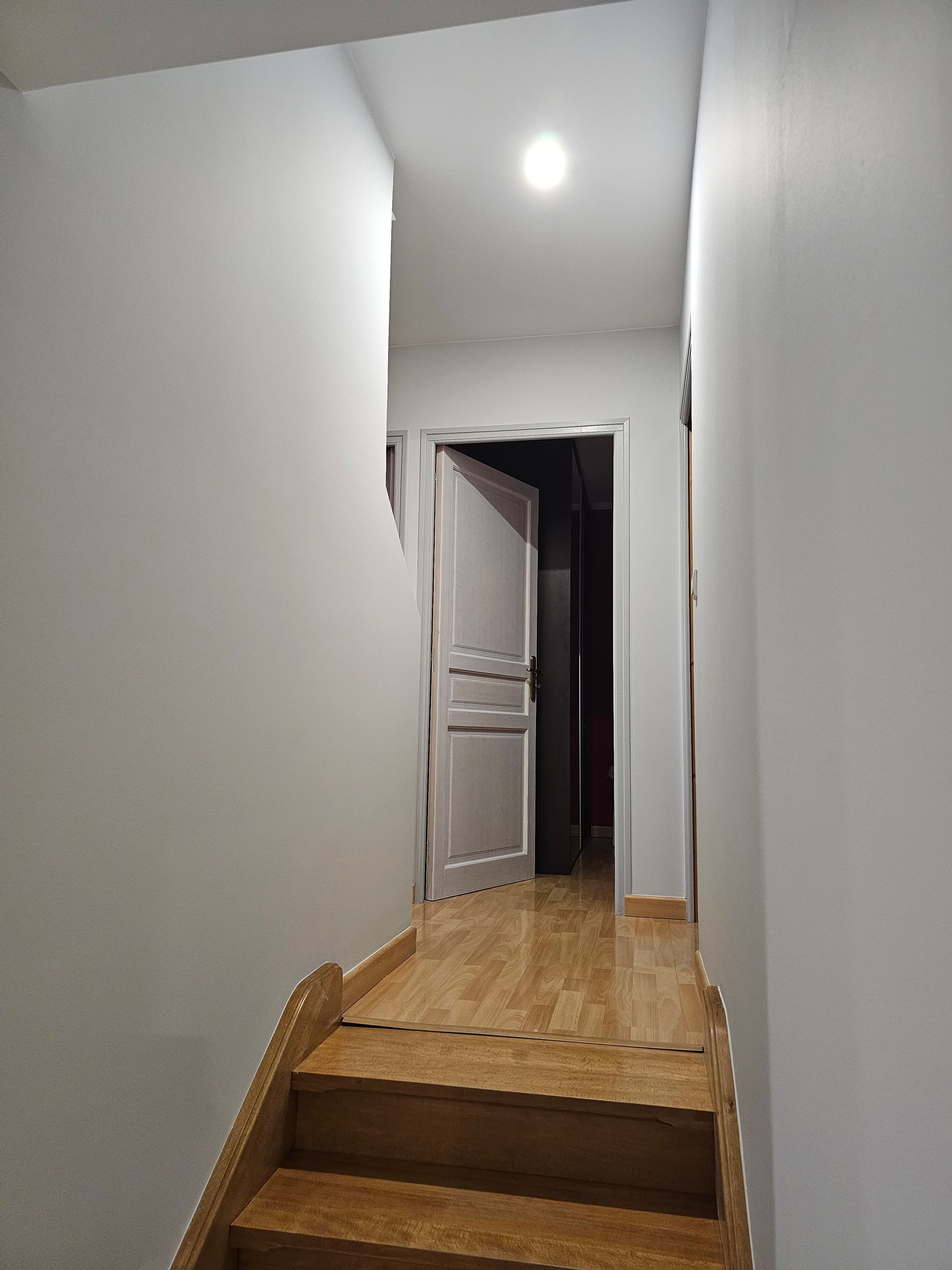 Une porte blanche au bout d'un couloir