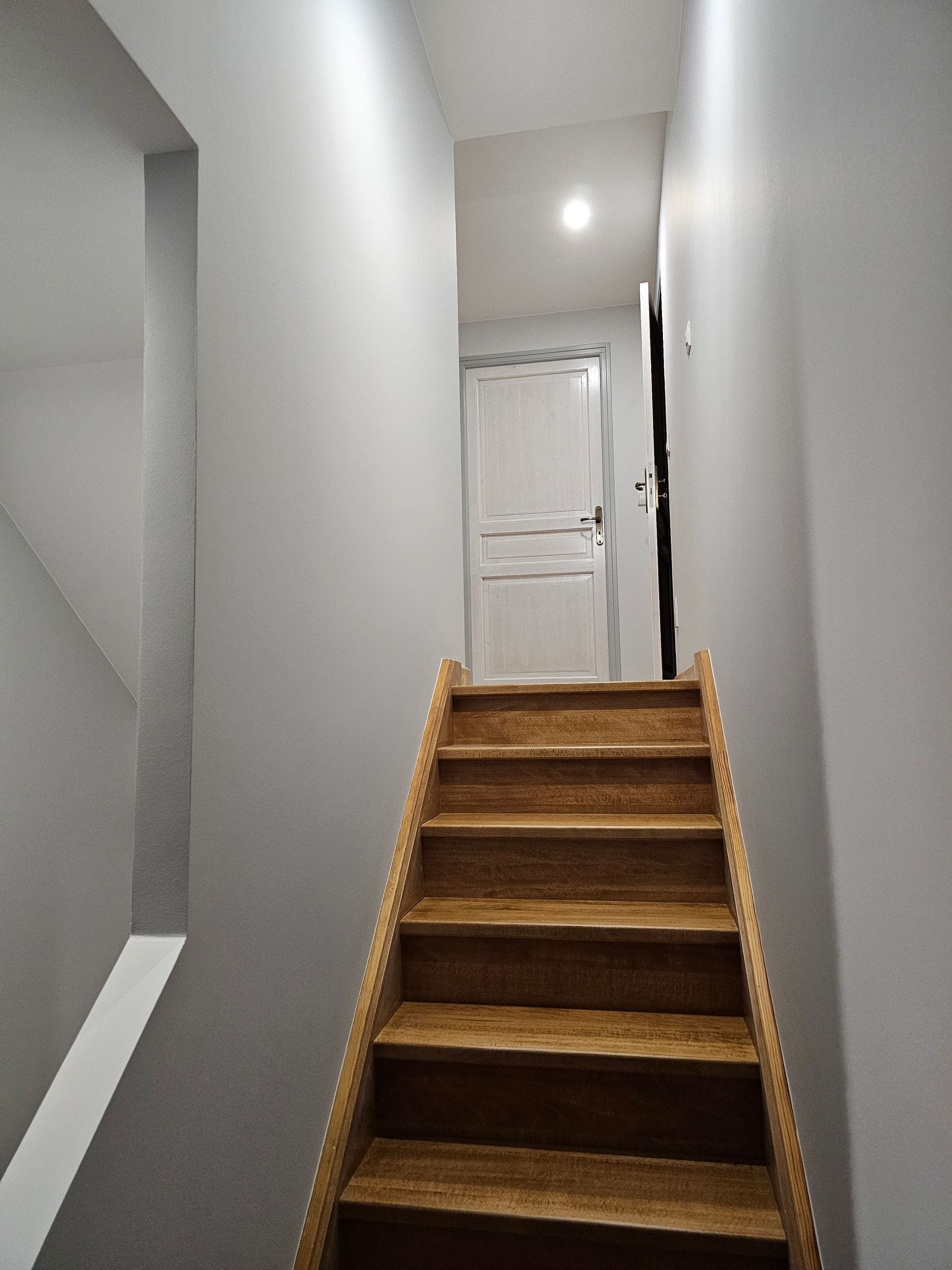 Escalier rénové avec une peinture murale gris clair