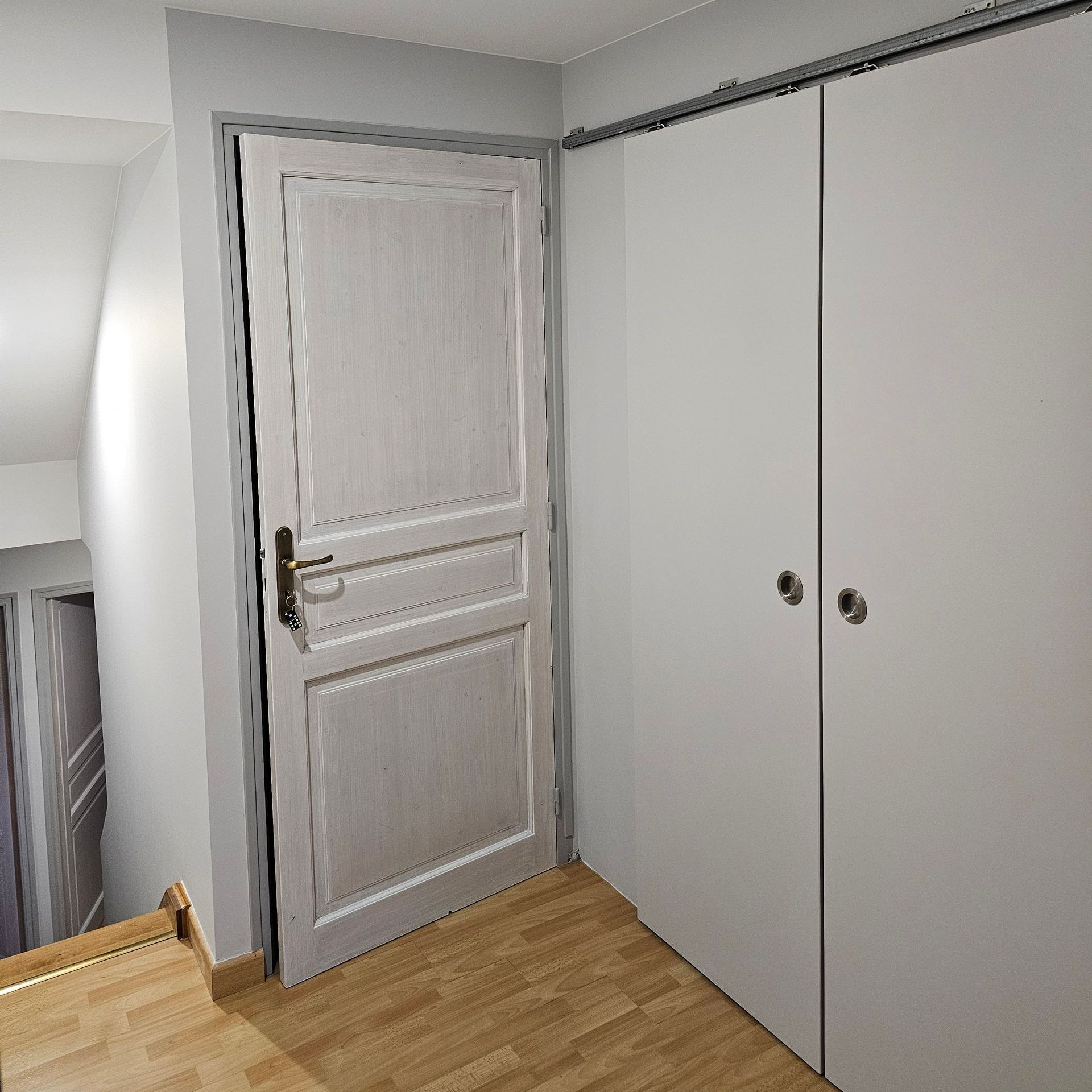 Première couche de peinture blanche sur une porte intérieure