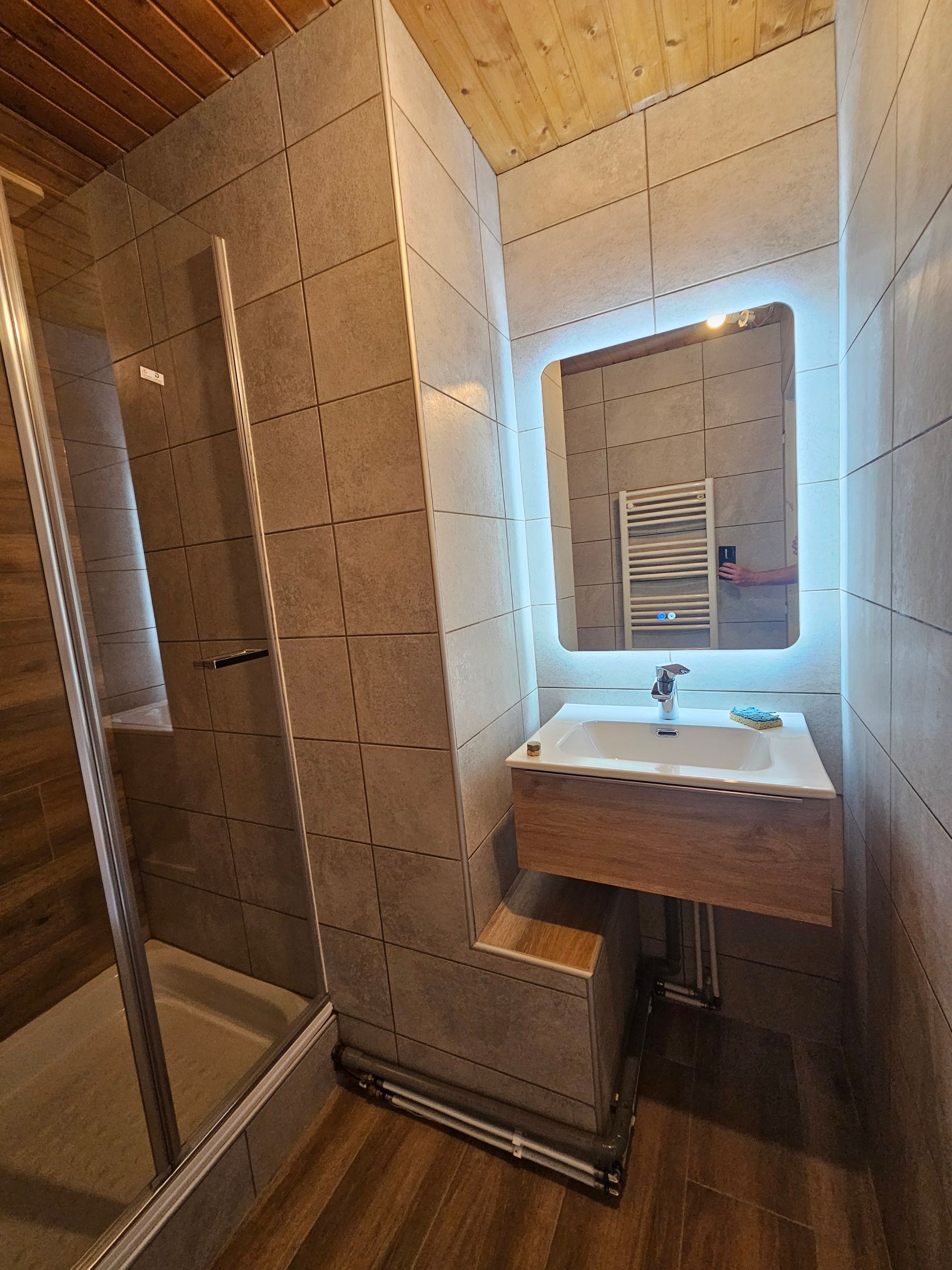 Douche à l’italienne et meuble vasque