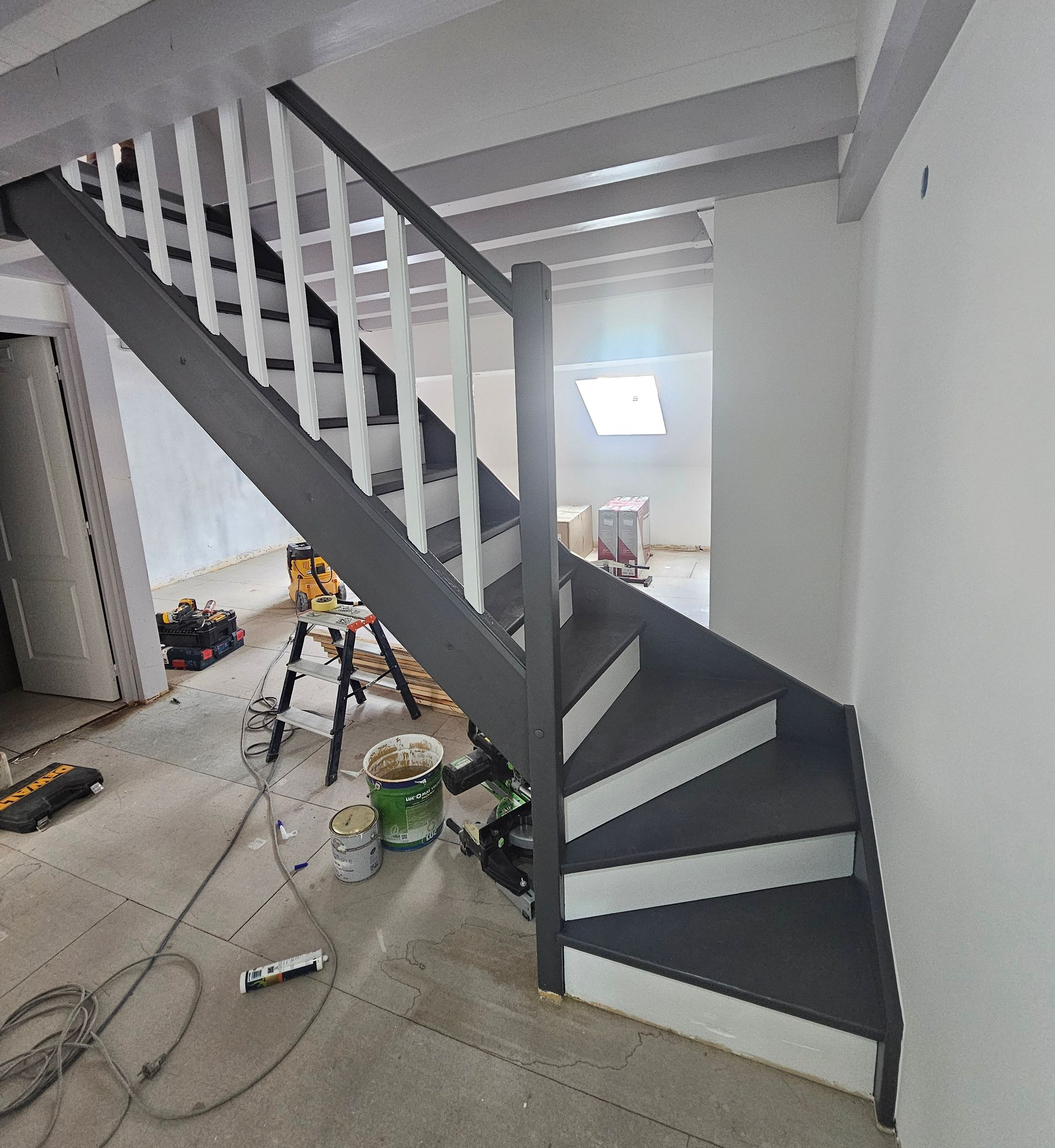 Un escalier rénové avec de la peinture blanche