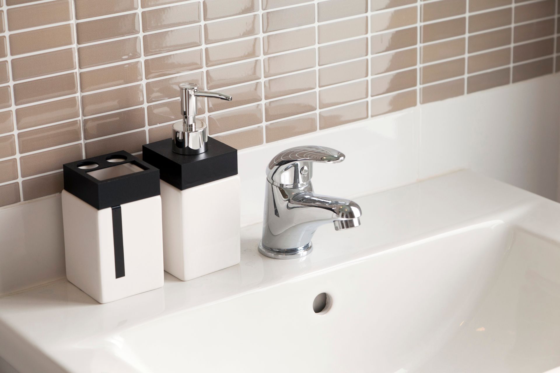 Pose de faïence horizontale dans une salle de bains