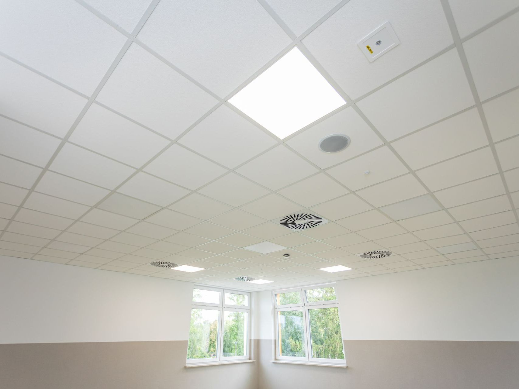 Un faux plafond en dalles