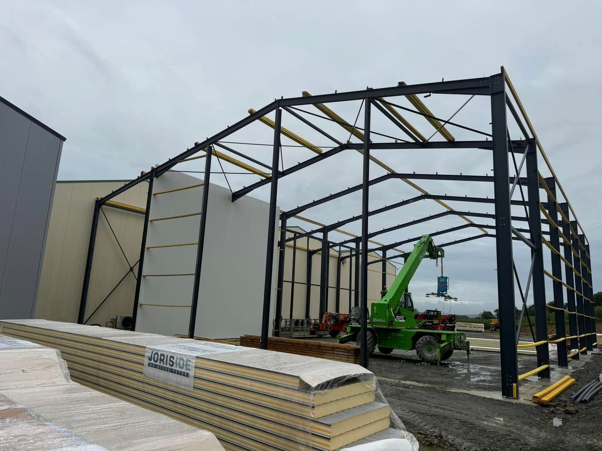 Chantier de construction à ossature métallique