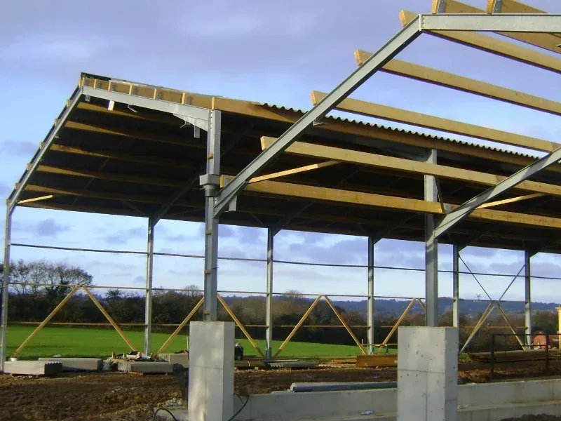 Charpente en acier et en bois en construction