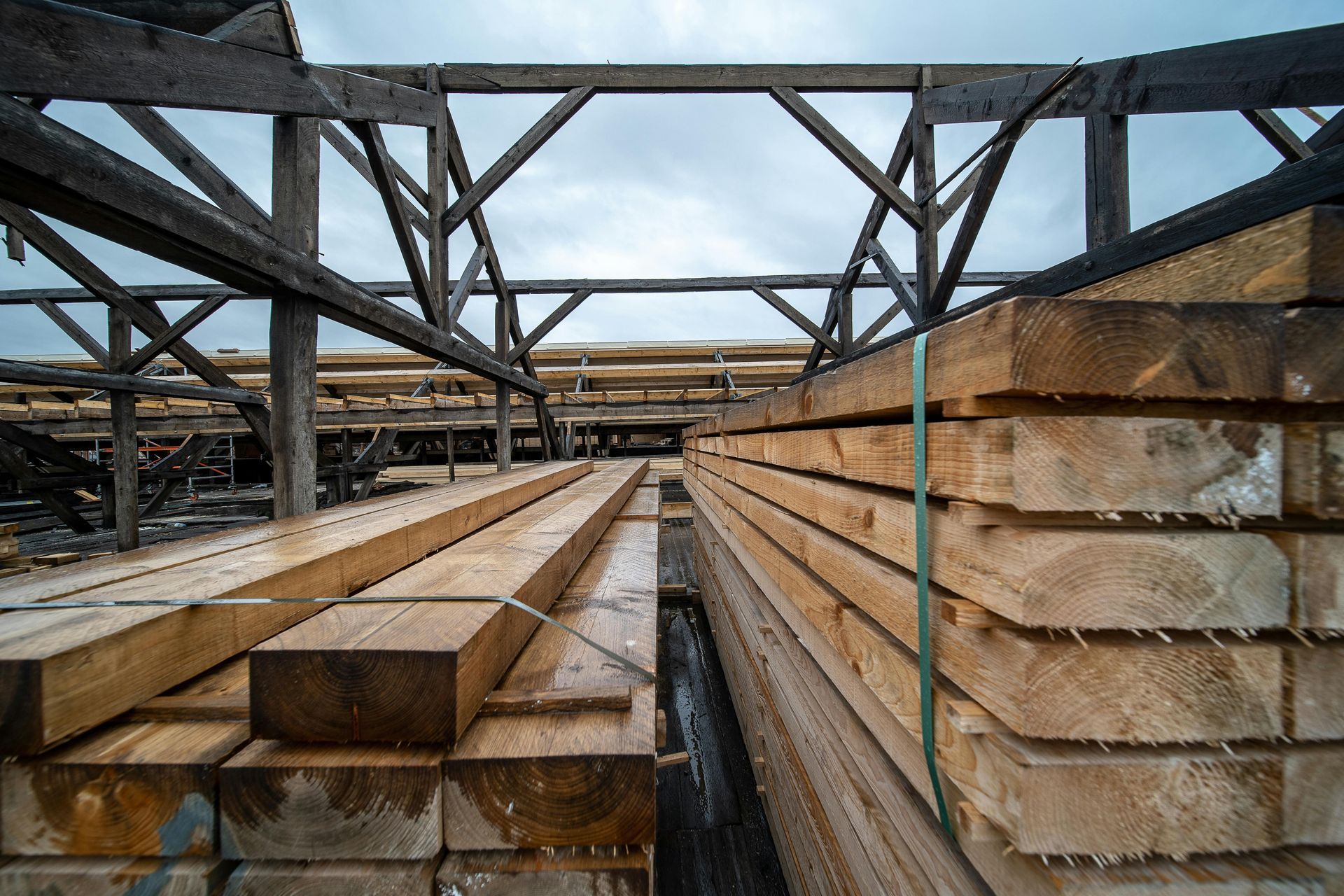 Des piles de poutres et de planches de bois sciées