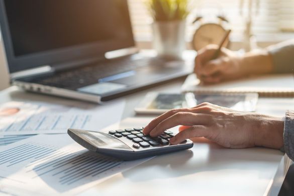 Müller - Flaig Treuhand GmbH – Personen am Schreibtisch