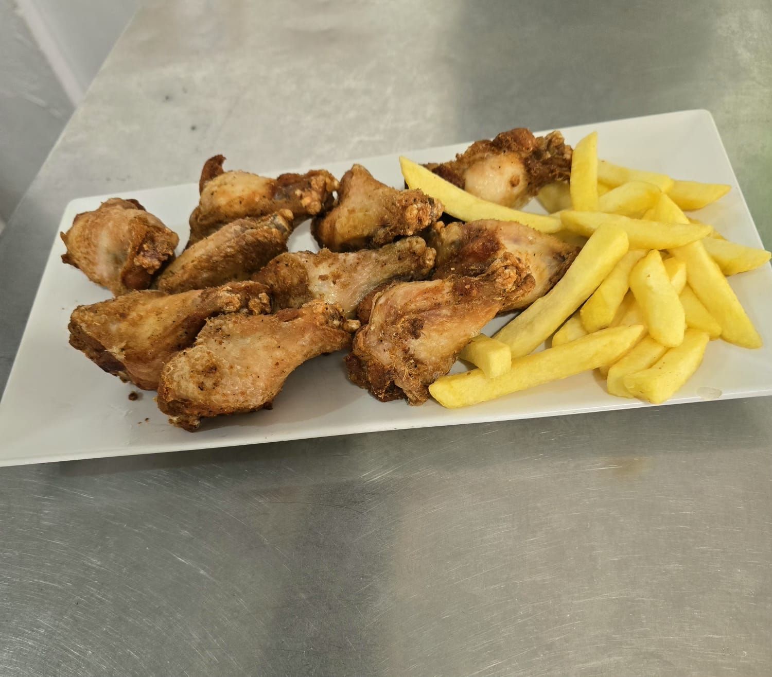 Una sartén de hierro fundido sobre una base de madera que contiene un filete.