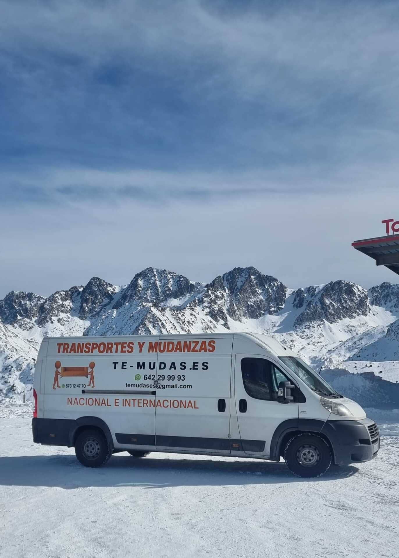 Furgoneta blanca con la marca